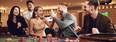 Suasana casino live dengan dealer dan pemain berinteraksi via streaming